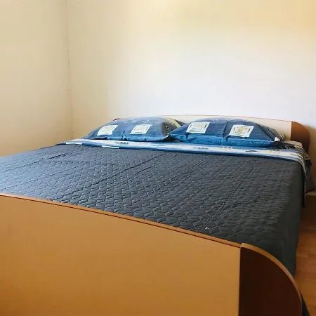 Lovre Apartman *