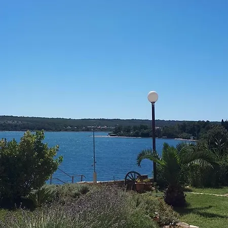 Lovre Apartman Posedarje